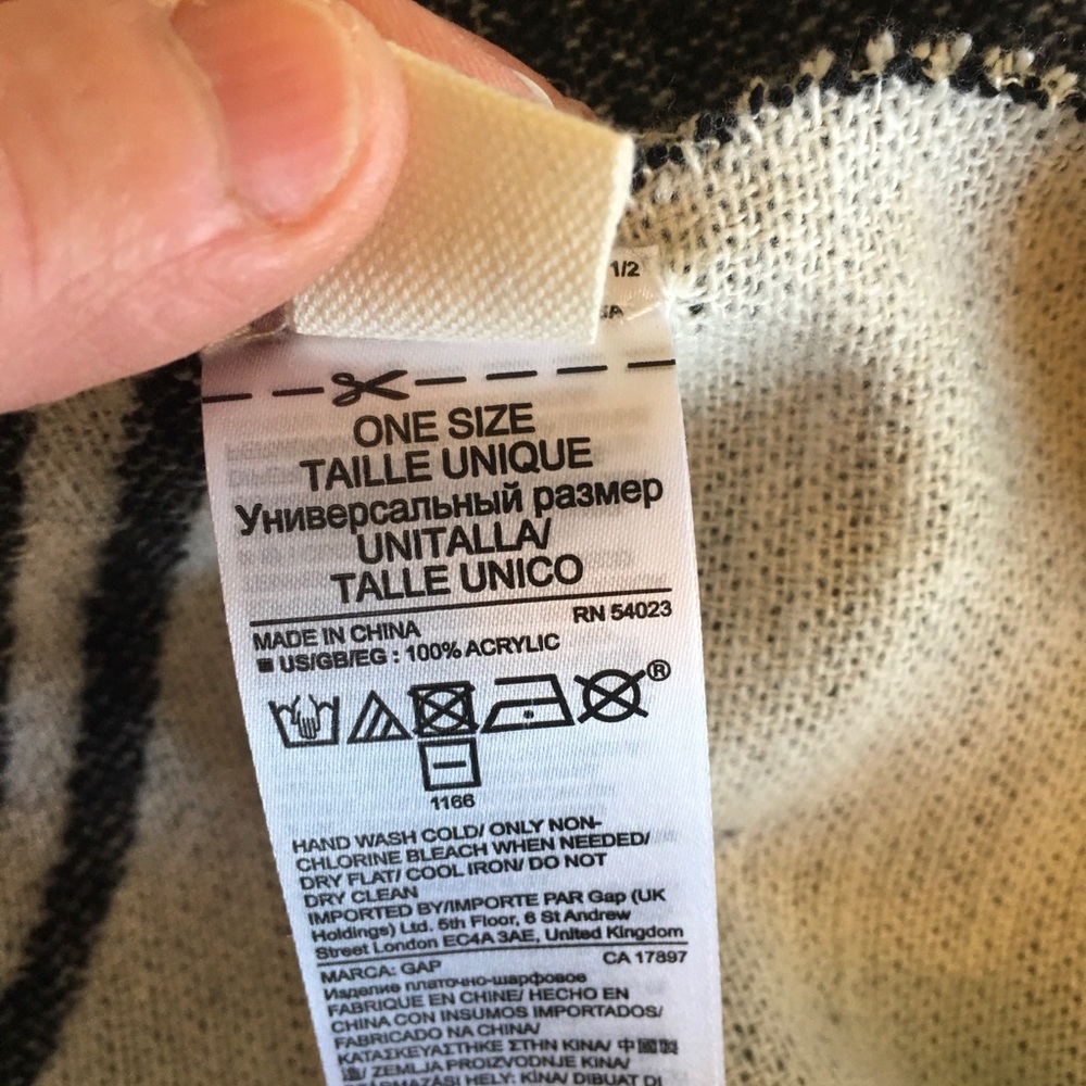 Gap Cozy Chevron Snow Cap Large Scarf or Blanket Wrap Soft Black and White - Picture 7 of 8